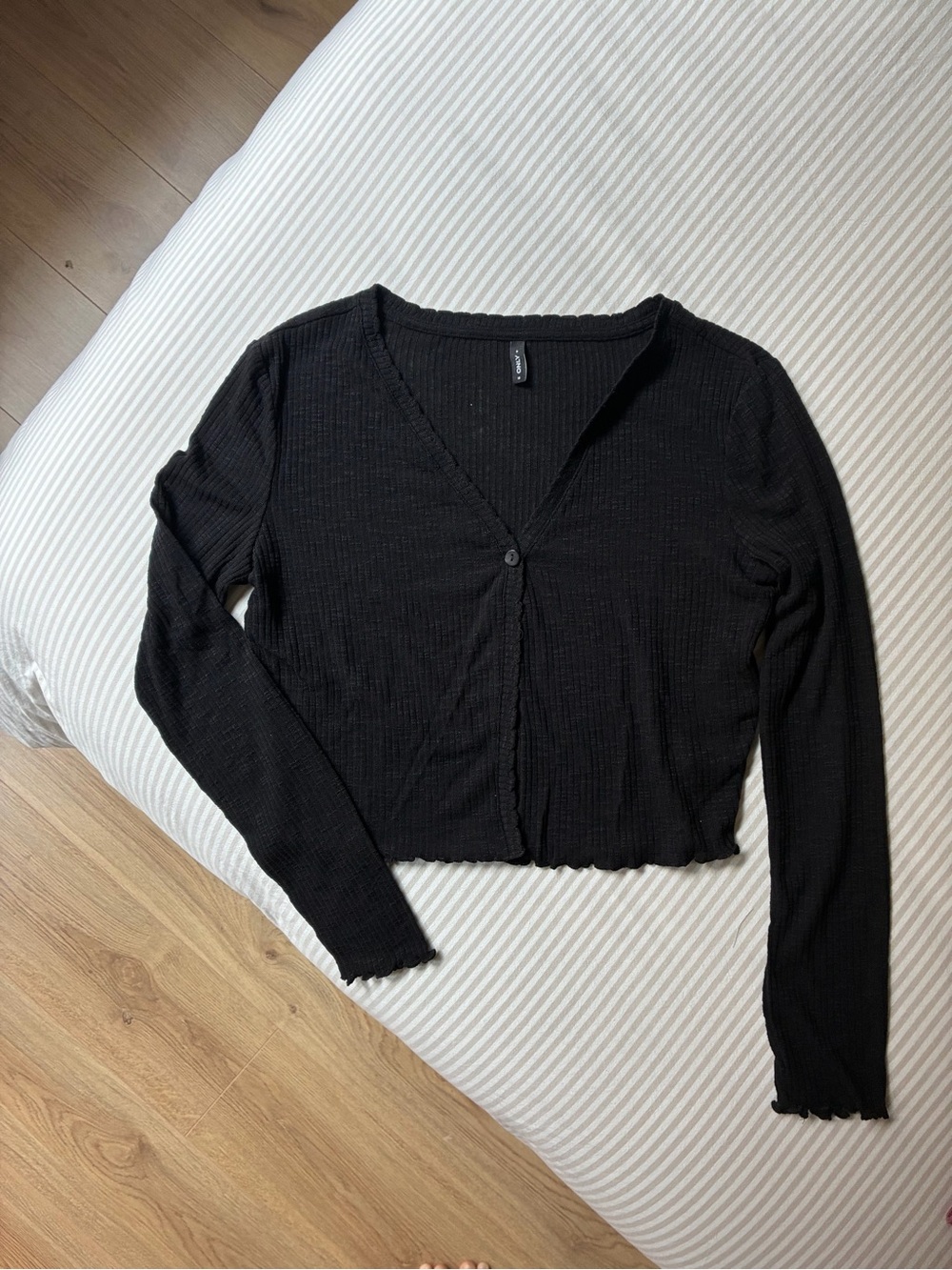 NWOT Only black ribbed v-neck cropped off campus hannah style cardigan